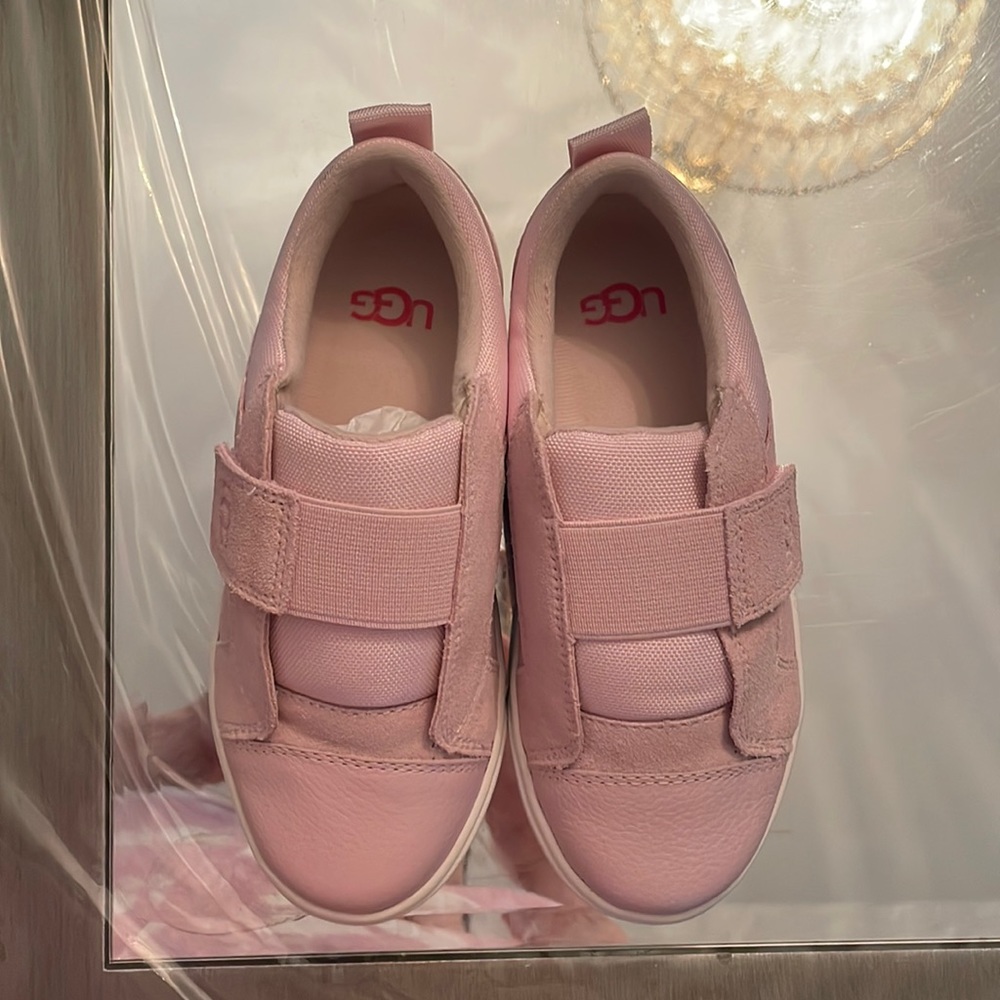 Brand new Ugg toddler girls size 12 t rennon low never worn amazing price